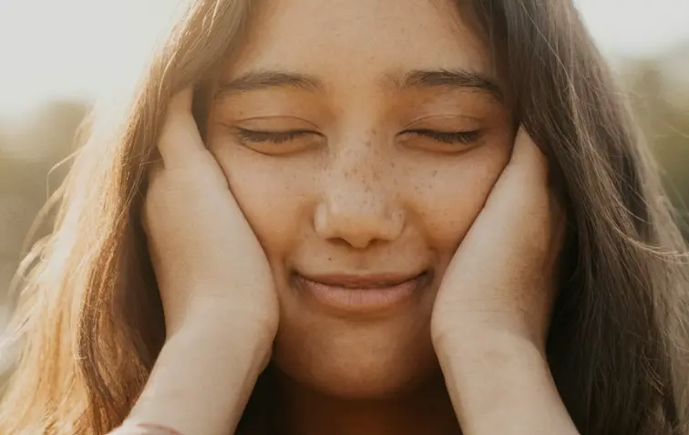 Jugendcoaching Radolfzell: Zufriedenes Mädchen ohne Schulstress und Ängste.