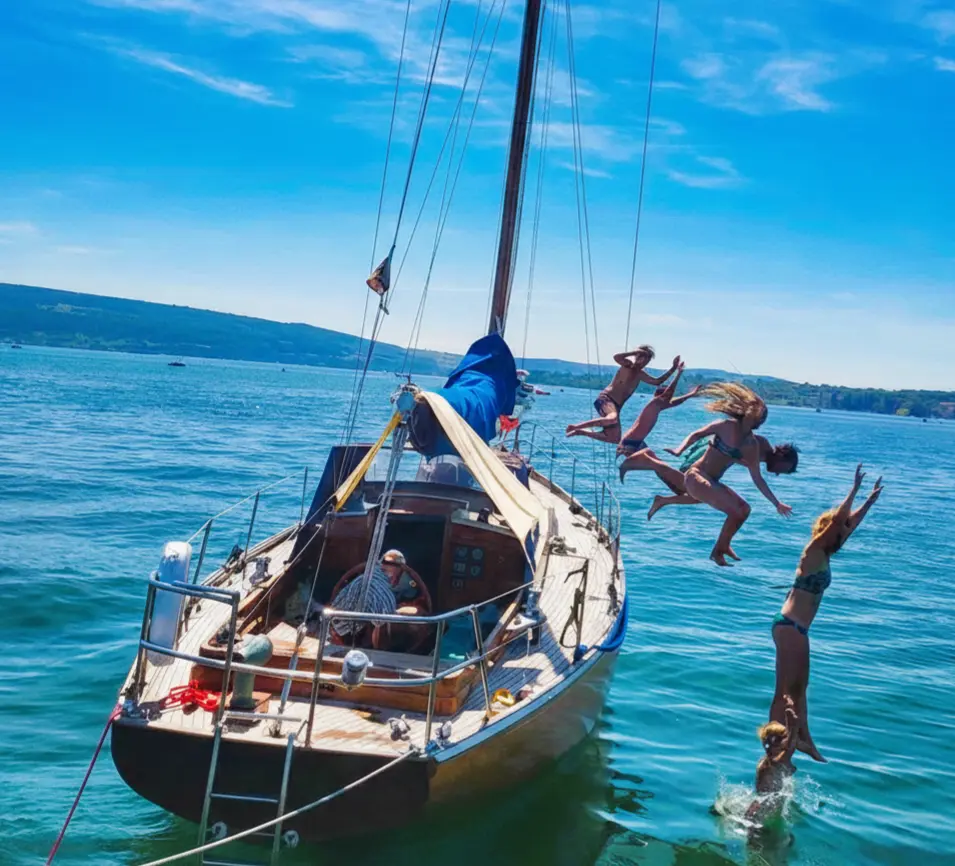 WolfsRudel 10er Paket: Familie springt gemeinsam vom Boot.